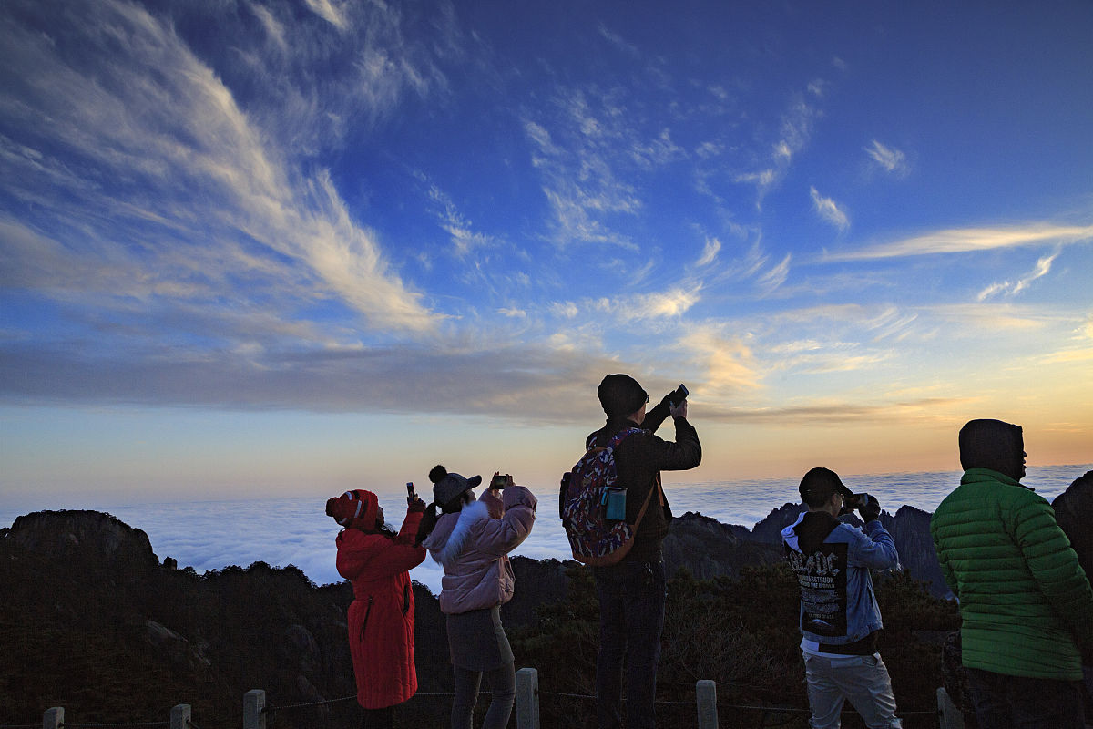 雨打花落残红去，楼心空对下雕栏。这是我在杭州登山后想到的，我是一个中年男人，因为要还房贷，老婆工资低，所以必须要在杭州生活，和家人是分开的，家人在老家县城，我老婆一个人带着两个孩子。你觉得我想着什么呢，请你续写这两句成为一首诗，站在我的角度写一下谢谢。