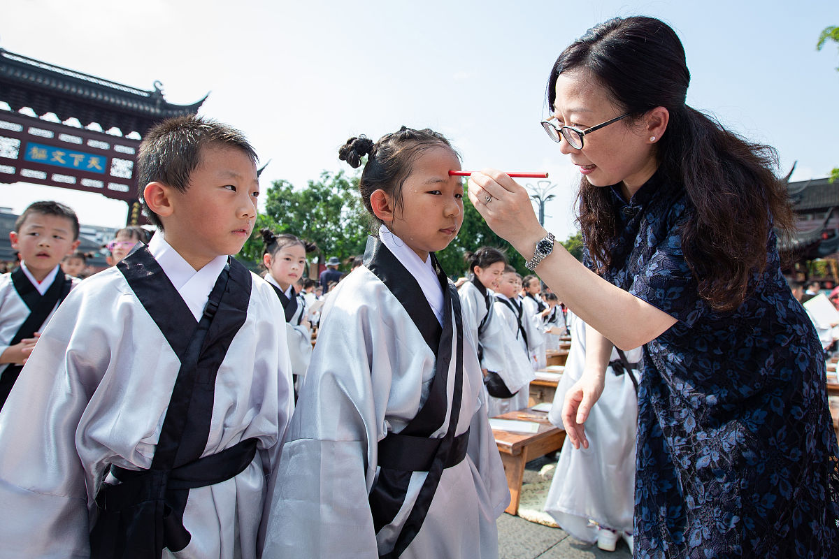 2020年8月31日,老师为南京市夫子庙小学一年级新生"点朱砂"开智.