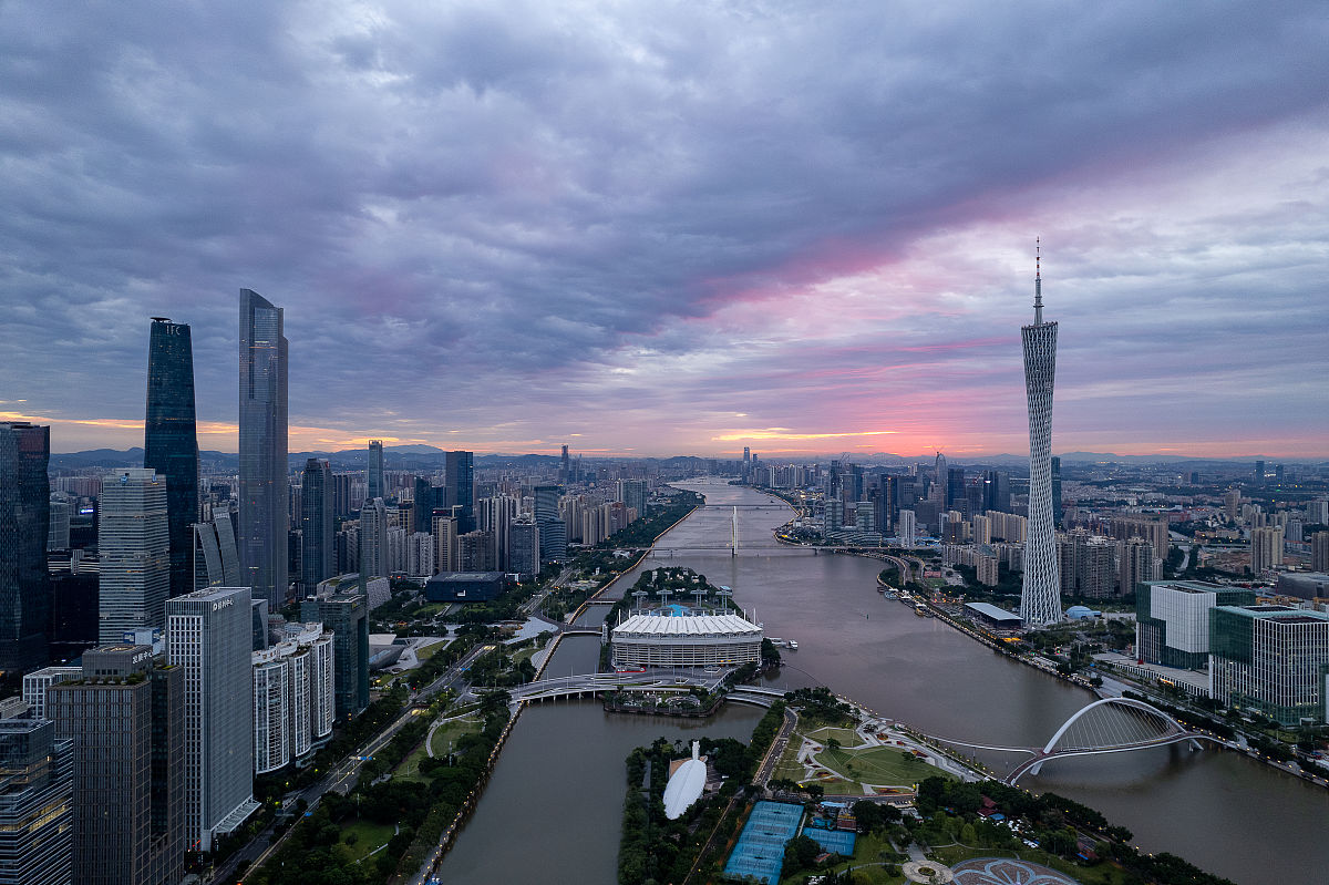 2021年11月10日,广东省广州市珠江,广州塔和珠江新城日出.