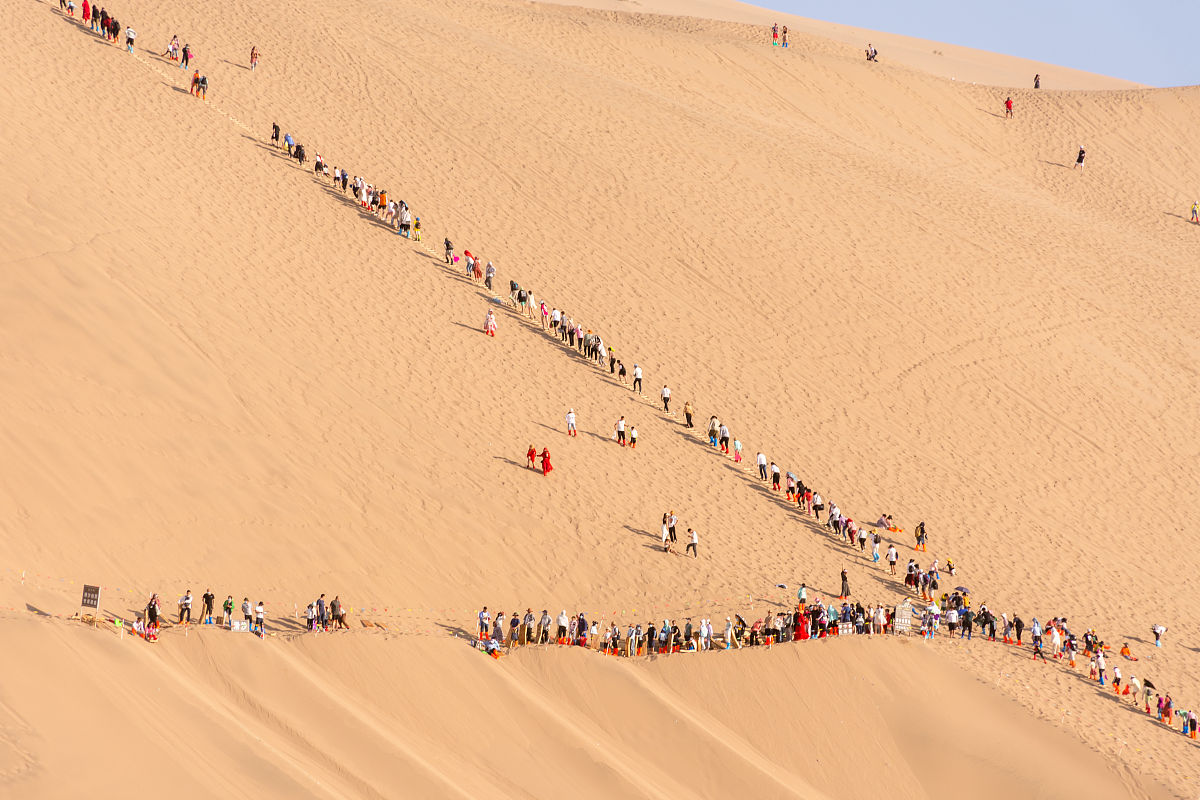 我想去敦煌玩六天左右我应该如何安排这六天以下是一个可能的行程安排：第一天：抵达敦煌安排好住宿后可以先去游览敦煌市区的鸣沙山和月牙泉景区晚上可以去敦煌夜市感受当地的美食和文化。第二天：早上可以前往莫高窟景区这是敦煌最著名的景点之一里面有许多古代壁画和雕塑可以花上一整天仔细欣赏。第三天：可以去参观敦煌市区的其他景点比如敦煌博物馆、敦煌文化遗址公园等也可以去周边的景点比如鸣沙山绿洲、阳关等。第四天：可以