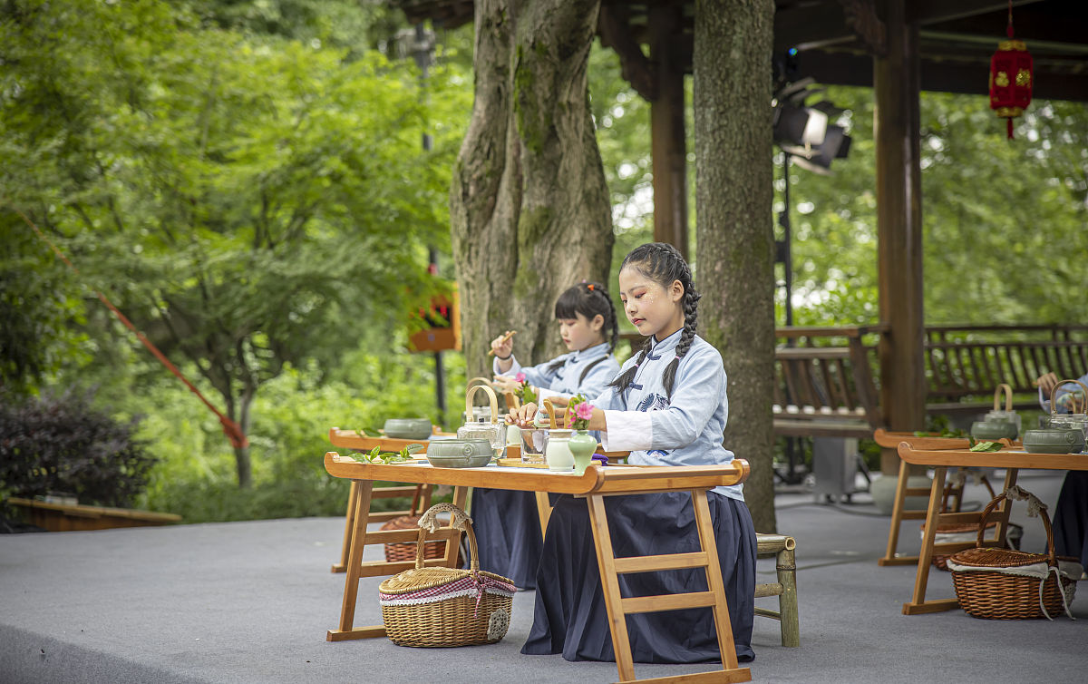 阐述：中国武夷山茶旅融合发展过程中要如何提升优化服务要素500字