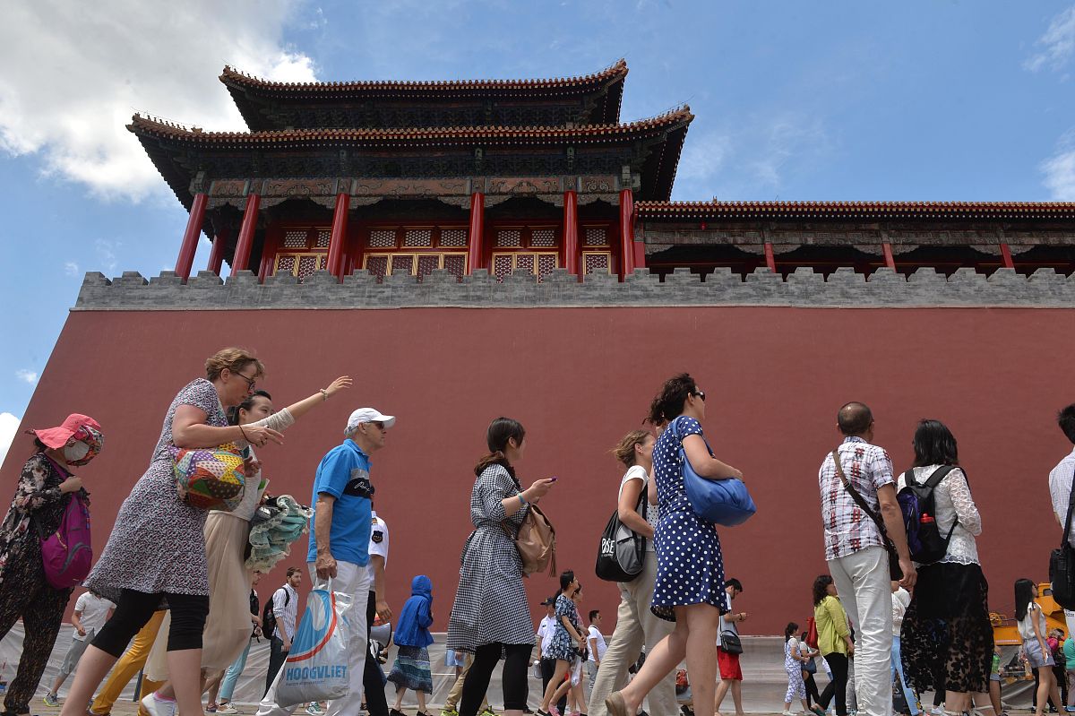 假期王灵和她的父母去了北京。他们在北京参观了长城 the Great Wall 和颐和园 the Summer Palace 品尝了当地的美食拍了很多照片还给朋友买了礼物。请根据以上信息写一篇不少于40词的短文。适合小学六年级的单词句型最后一句和locai换掉