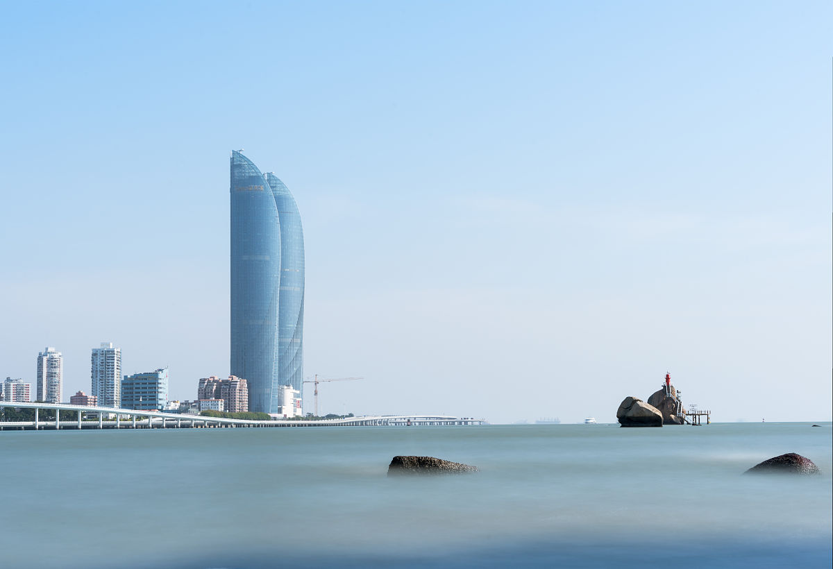 2019年11月19日,福建省厦门市,鼓浪屿郑成功塑像和海峡大厦远景图.