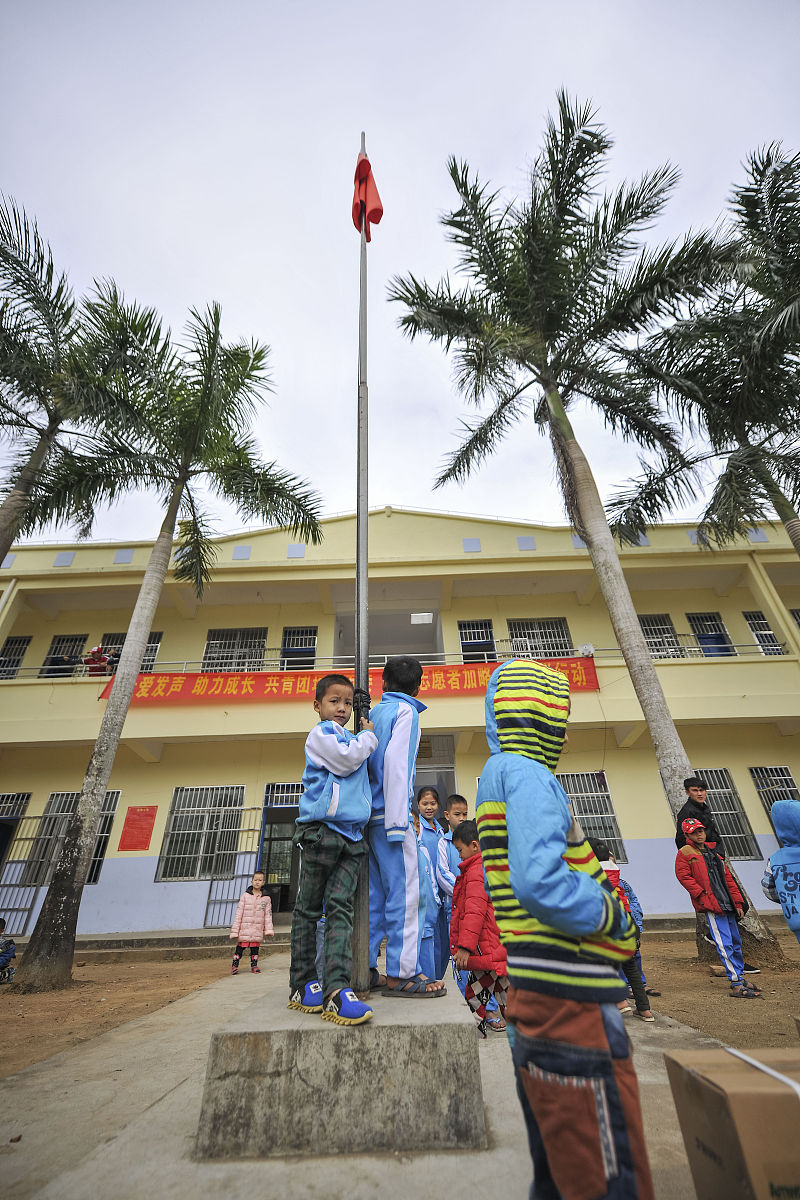 2017年12月21日,海南琼海加略小学,孩子们在玩耍.