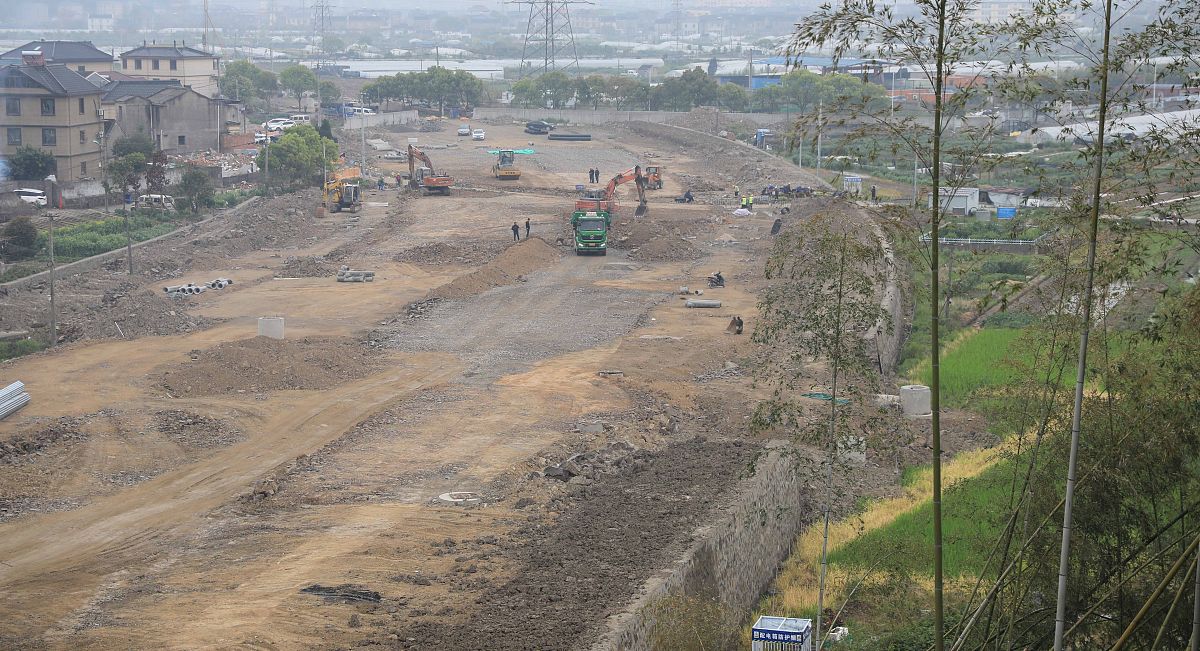 我的晒坝场有10多年一直是硬化土地现在我想用来建房却被国土的说有一小半被卫星拍到说是基本农田我该怎么办