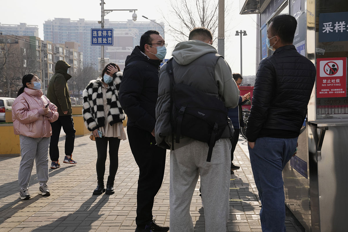 2022年1月18日,北京,当地民众进行新冠检测.据北京市卫健委网站消息,1