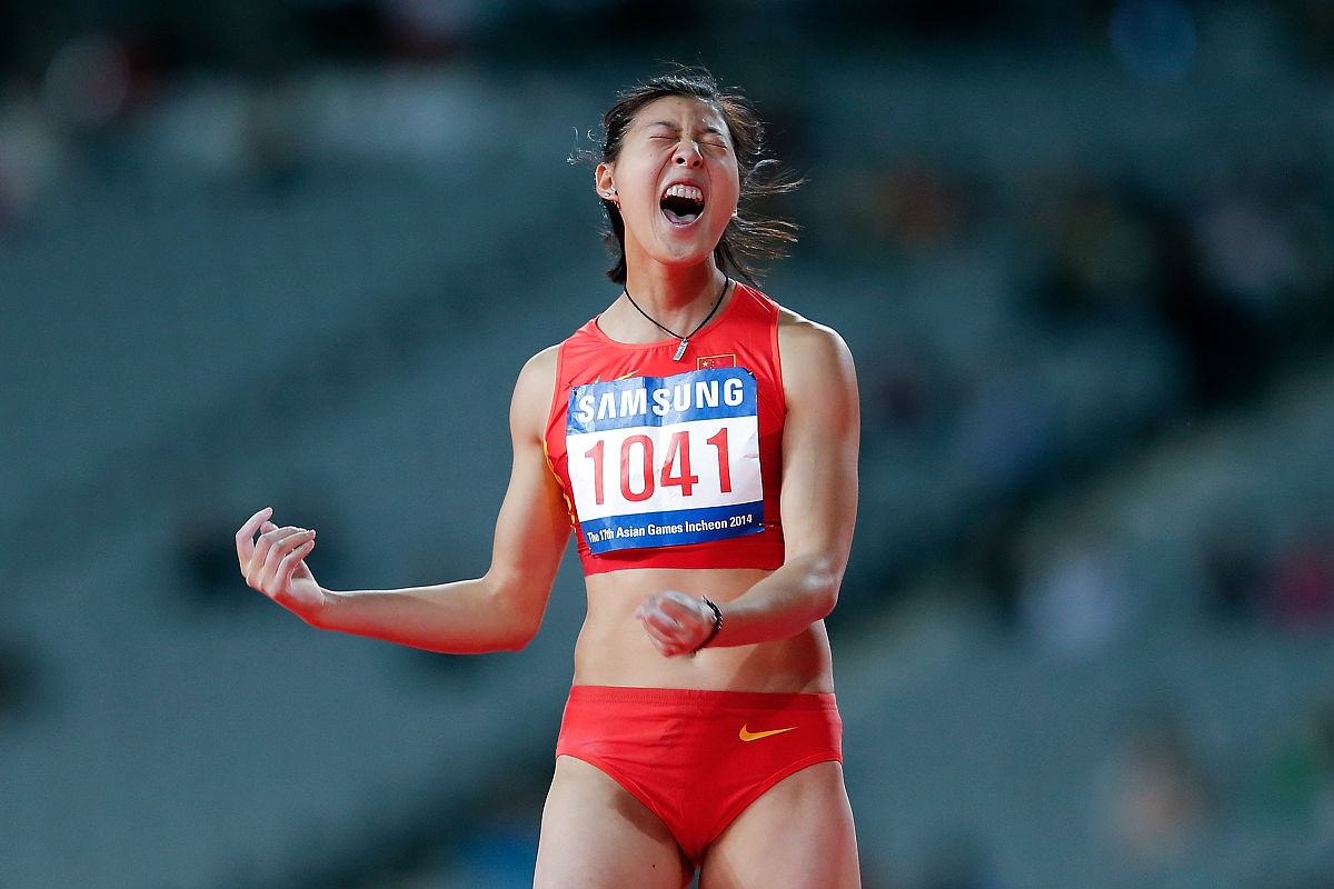 翻译道家是先秦时期的一个重要思想流派以老子、庄子为代表。《道德经》体现了道家的核心理念。道〞是宇宙万物的本原和主率外物都是从 道演化而来的。而德则是道的体现为英文