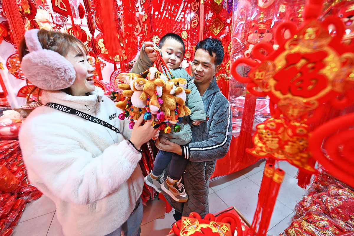 2022年1月9日,太原尖草坪小商品批发市场一派红火,市民开心地选购节庆