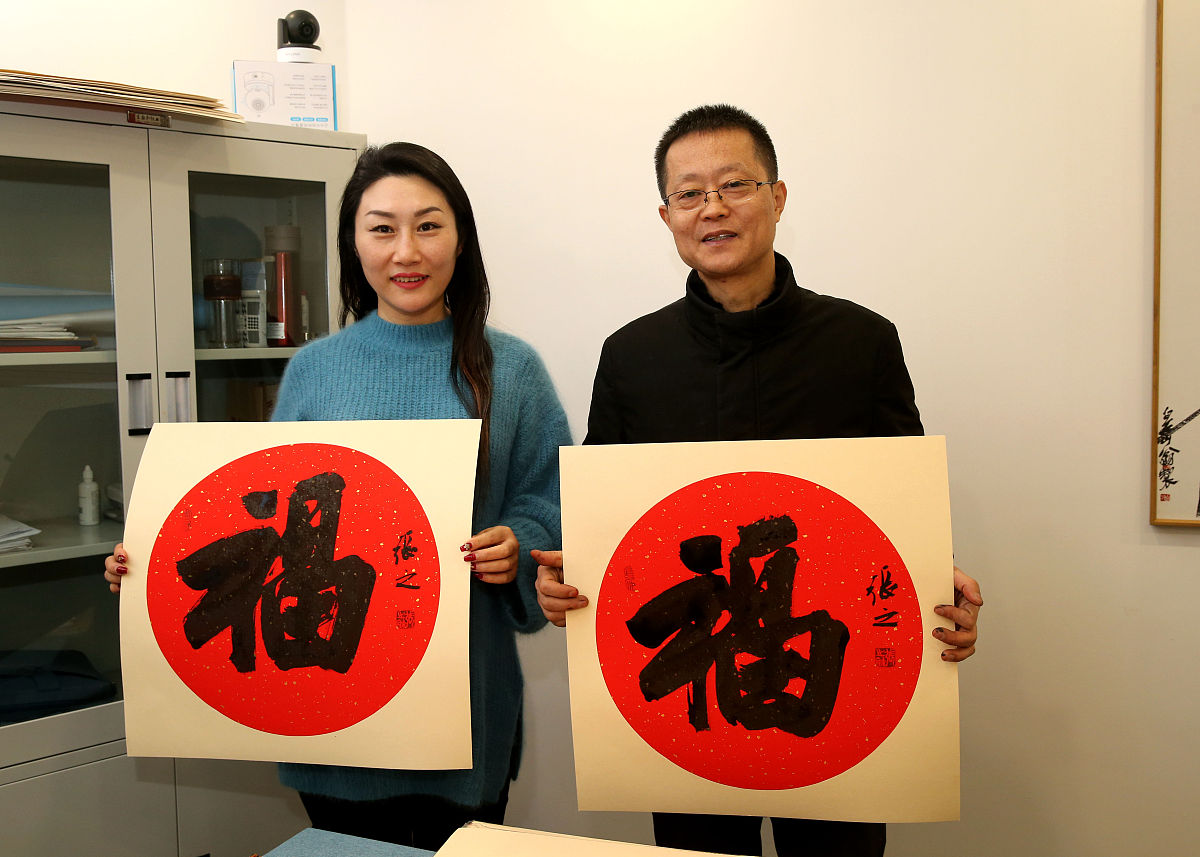 2021年2月3日,西安书法家春节前夕来到朝阳花园小区,义务为市民书写春