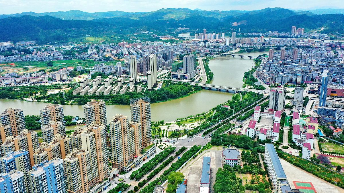 2021年5月26日,江西省赣州市会昌县城鳞次栉比的楼房与连绵的青山,绿