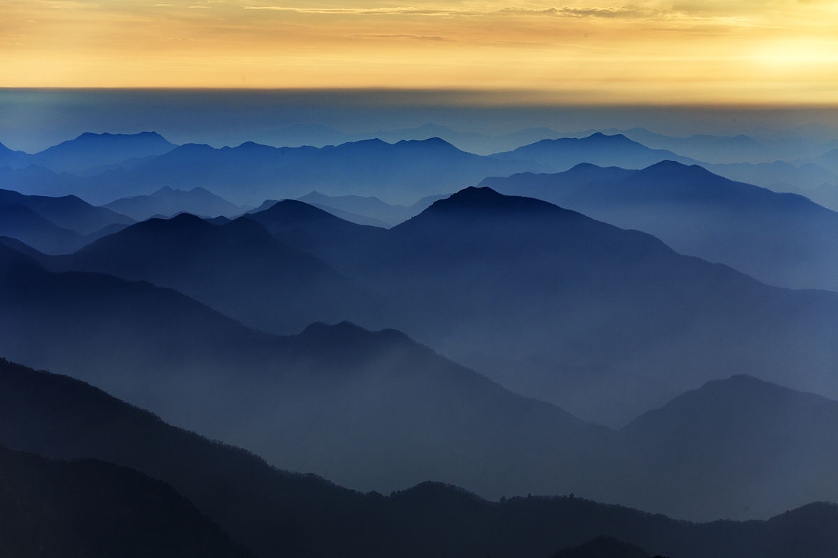 2019年3月4日傍晚,安徽黄山,在黄山之巅,远望外围山峦,迷雾笼罩的山峰
