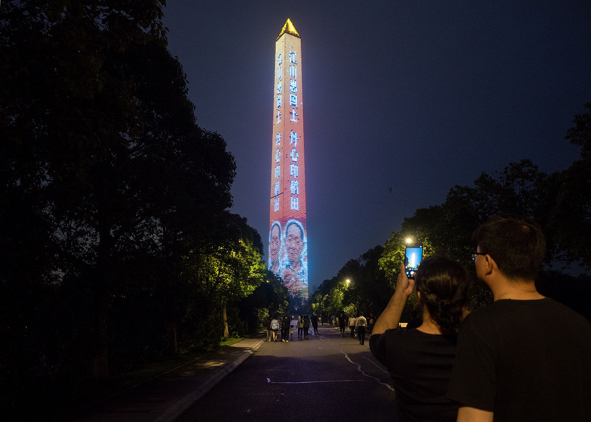 2021年5月24日,江西九江地标建筑"胜利碑"亮灯悼念袁隆平.