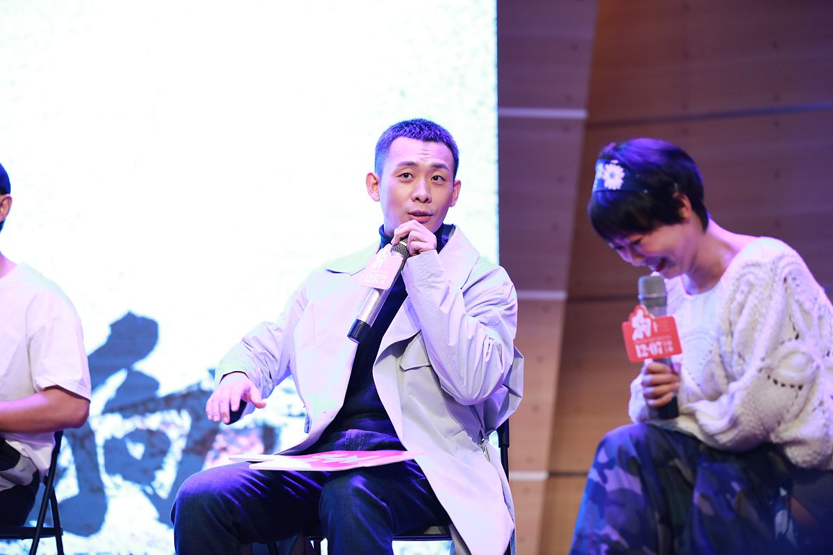 心动的味道：曹磊与李感拥抱时的微妙情感