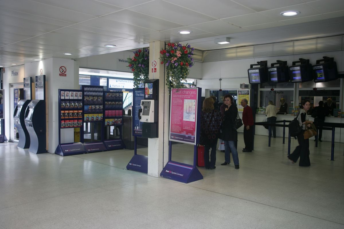 阐述：Z公司应当如何完善经营与产业模式：一是拓展机场增值服务拓展业务利润来源；二是提升机场基础服务能力提升业务规模；三是与本地产业对接形成联动发展。要求：1000字阐述要详细要有数据说明、流程等