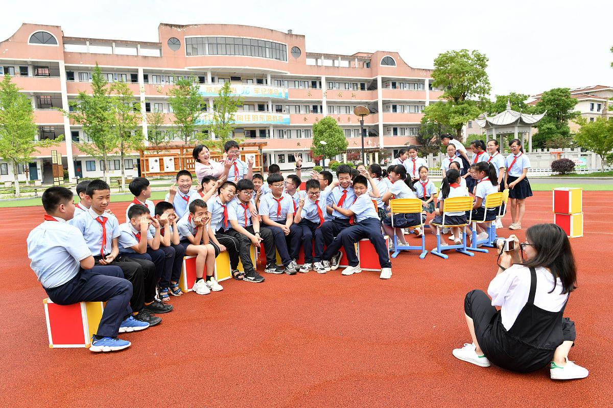 2021年5月24日,浙江省东阳市江北中心小学月亮湾校区操场上,老师在帮