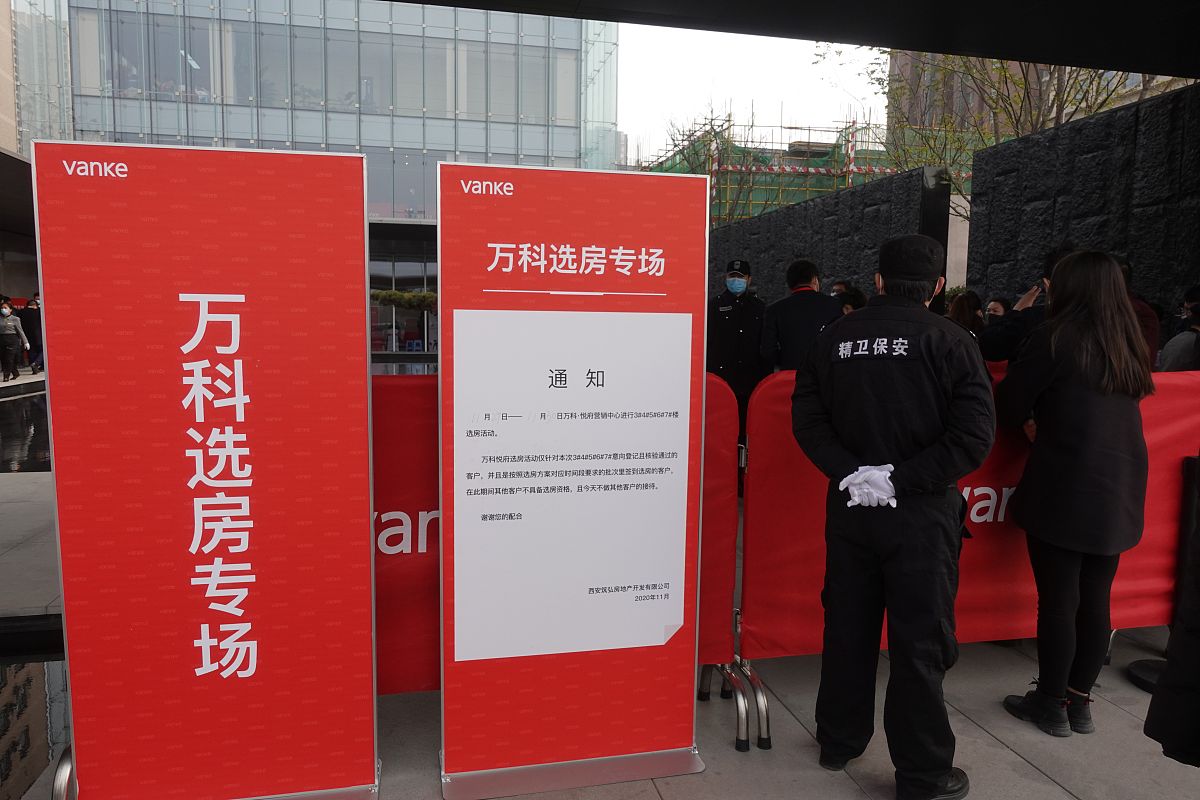 改写下面这段话在描述中增加感情色彩：9月24日交付当天交付相关的项目人员、公司各个部门的人员、施工单位人员、物业公司人员等早早到达项目做交付前的最后排查和准备。8点半开始陆续有业主到达物业天府健康码核查营销购房资料核对项目验房师派单、登记财务发票换购物业缴费、收房……各个环节开始运转起来准备接受业主的检验。