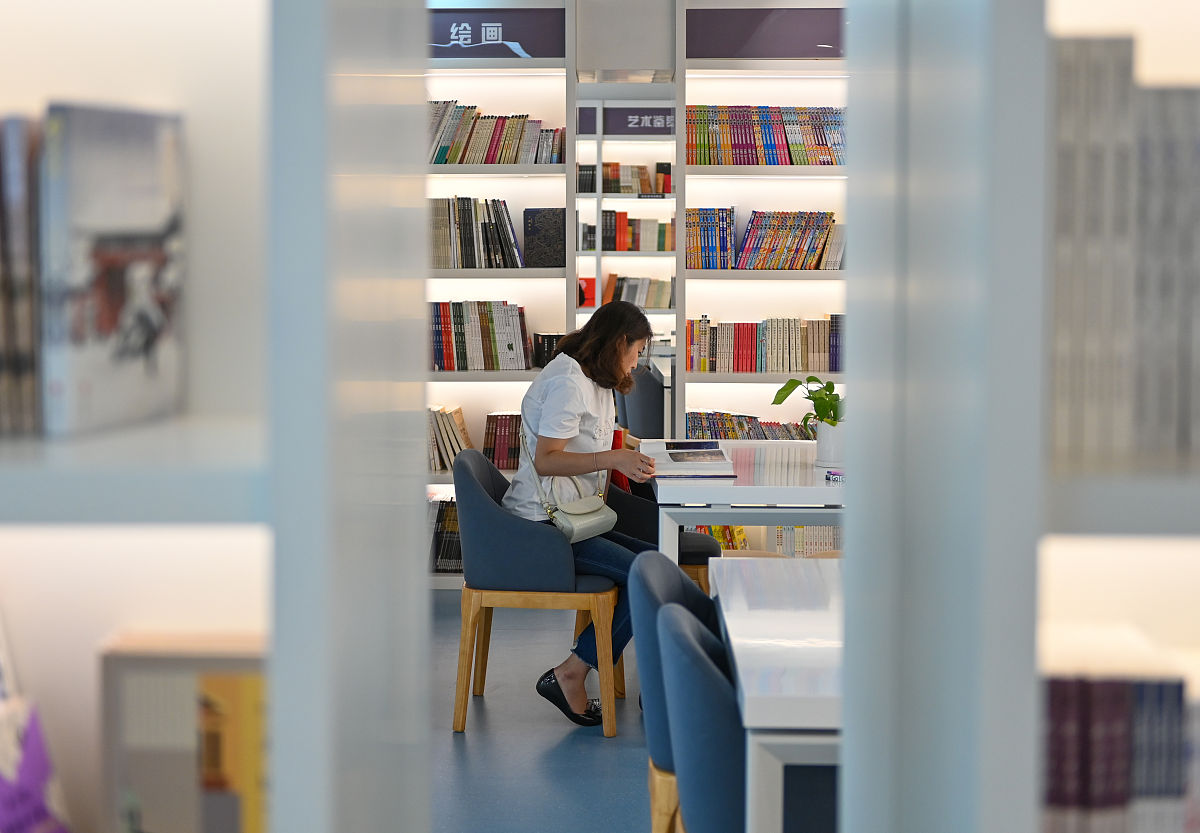 我设计了一种多模态分类模型模型分为特征提取和特征融合两个部分其中特征提取部分使用预训练模型进行特征提取对模型参数进行微调特征融合部分使用门控多模态单元从头开始训练。我现在统计模型复杂度和参数量需要去除预训练模型部分么？