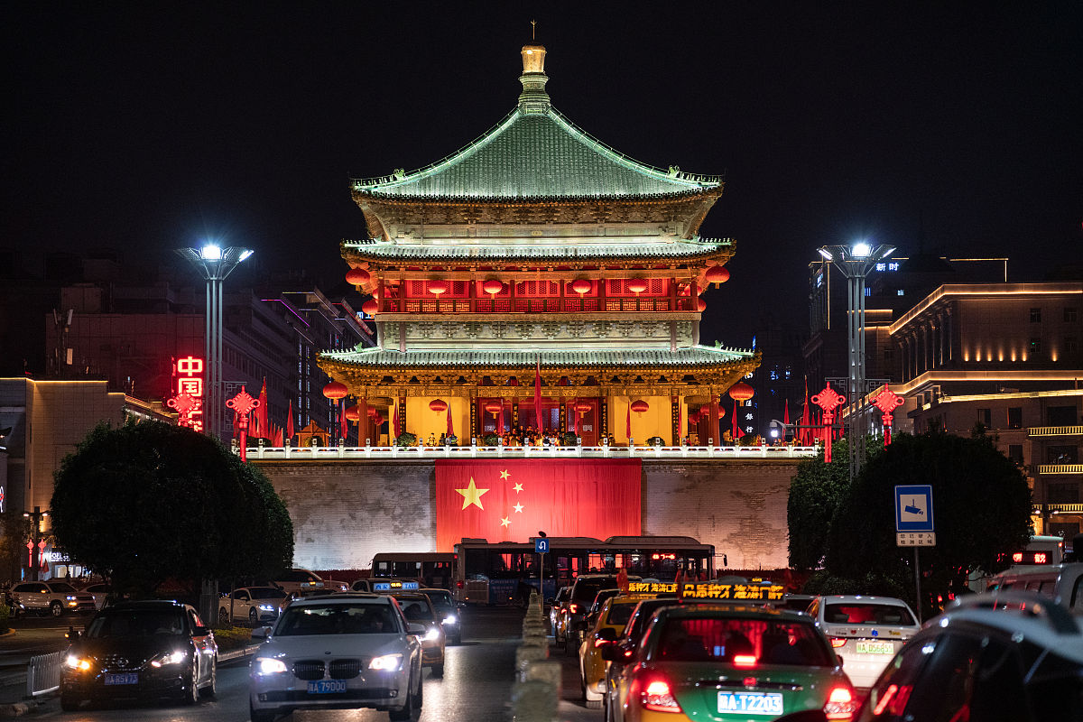 2019年9月26日,西安,钟楼东,西,南三面悬挂巨幅国旗,庆祝中华人民共和