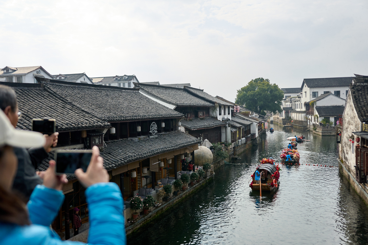 2026年2月17日,浙江绍兴,城市广场河沿花船戏曲吸引