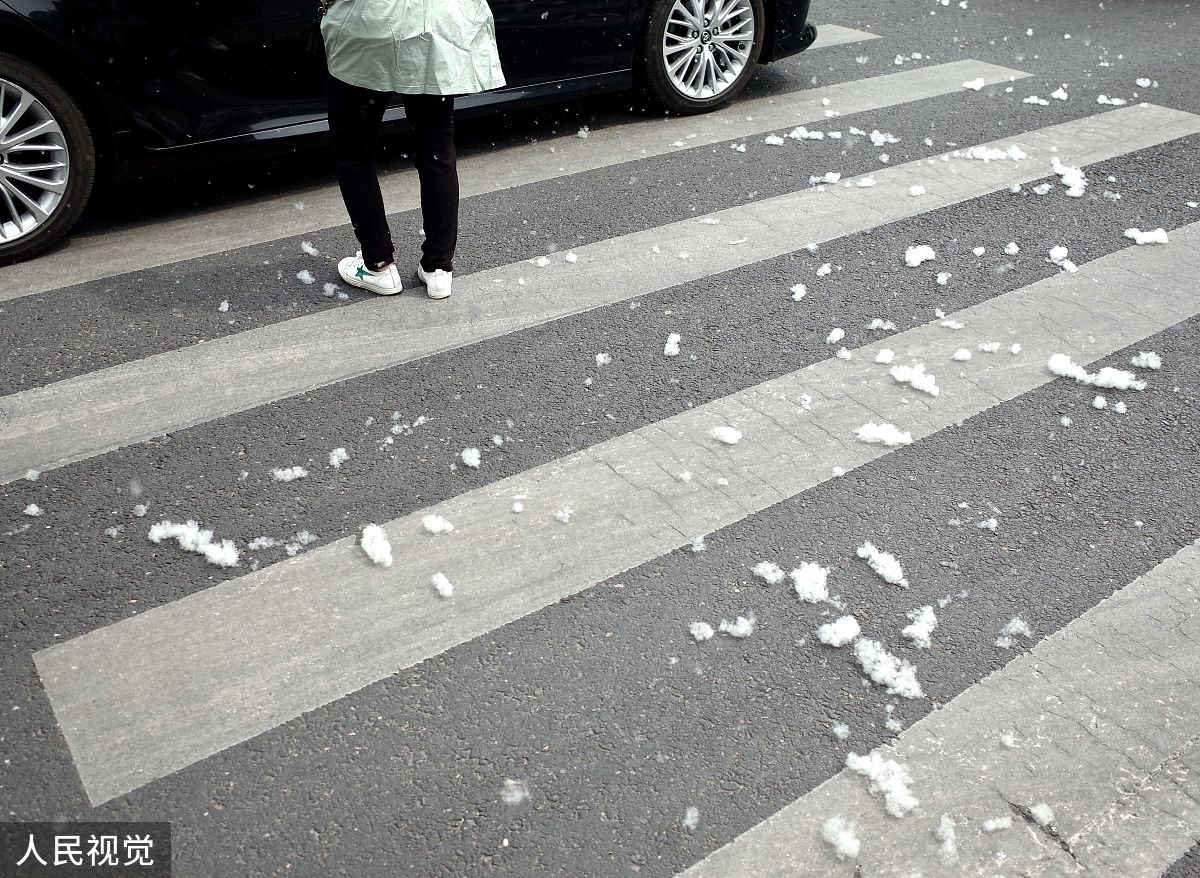 写几个关于风中摇曳的那么红的近义词