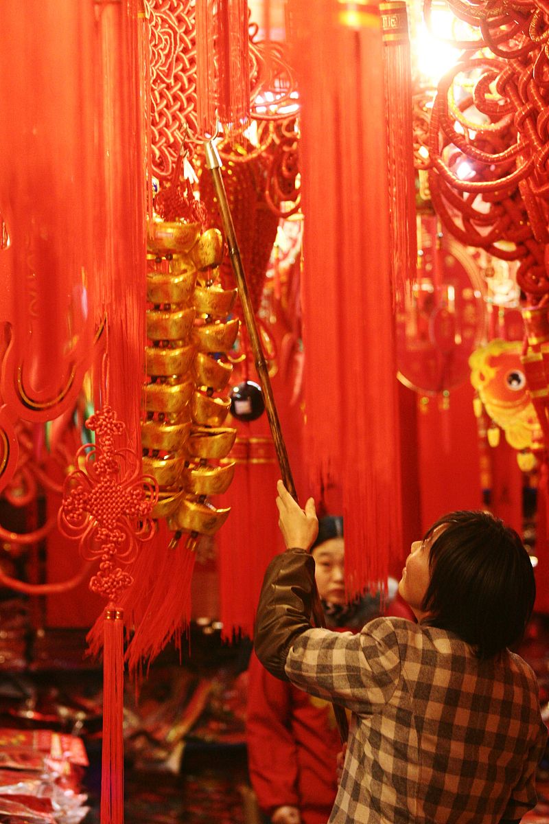 春节习俗：贴窗花、放鞭炮，欢度传统佳节 - 300字以上