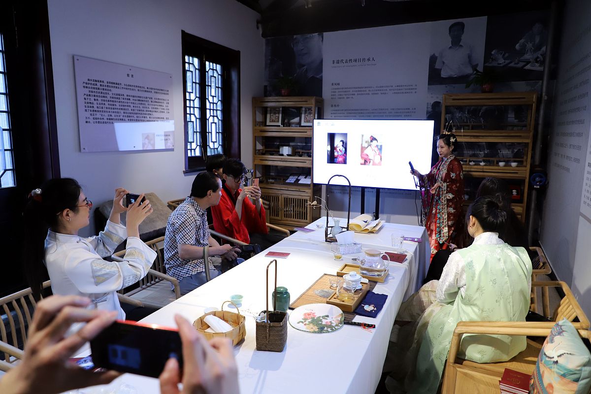 2020年5月2日,济南,一场小型"中华传统文化分享交流活动"在大明湖畔举