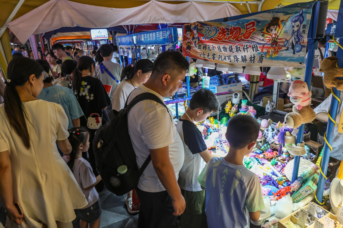 1 提供多样化的社交活动和娱乐设施： - 夜市可以举办主题派对、游戏互动等活动吸引青年顾客与朋友一起去夜市消费。 - 增加娱乐设施如演出、表演等让青年顾客在夜市中享受休闲娱乐活动。2 不断更新和改进提供的特色小吃和手工艺品： - 提供新奇的特色小吃和手工艺品满足青年顾客对新奇体验的需求。3 提供价格适中的美食和商品以及优惠活动： - 夜市可以推出价格适中的美食和商品吸引青年顾客消费