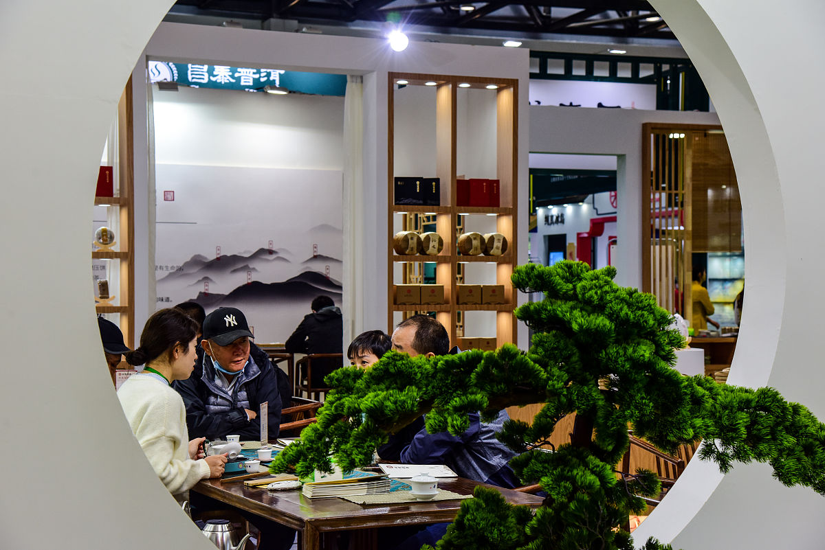 降重这段话 本文阐述了茶文化结合数字技术的沉浸体验的相关理论对茶文化沉浸体验式展示系统中的体验主体、体验客体和体验空间进行分析