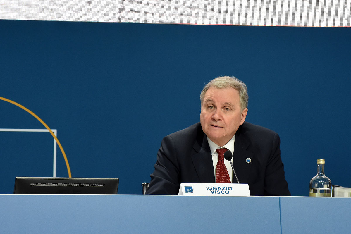 某企业是增值税一般纳税人，本月“应交税费—应交增值税”贷方各栏合计为100000元，借方各栏合计为90000元，月末形成贷方余额10000元。要求：请写出月度终了的账务处理