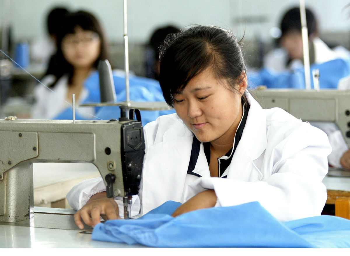2009年9月17日,12名农民工子女在沈阳市服装艺术学校开始学习.农民工