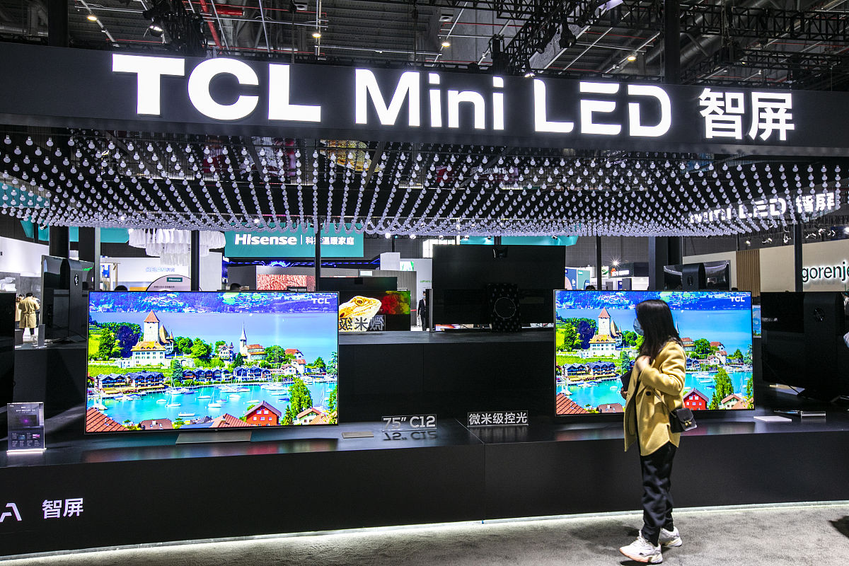 把下面的内容用中文换个说法：海信、TCL、华为、创维、康佳、长虹、松下、METZ、腾讯极光、Dynabook、乐橙、小燕科技、宇树科技也将汇聚本届展会。据组委会介绍有不少智能投影企业已经加入或即将加入AWE展商阵容与其他大屏显示产品形成良性竞争将极大丰富消费者的客厅智慧娱乐体验；而智能家具、智能照明等新兴领域将会是未来新的增长点随着消费电子板块展示面积的扩大势必给呈爆发式增长的相关企业更多参展机会