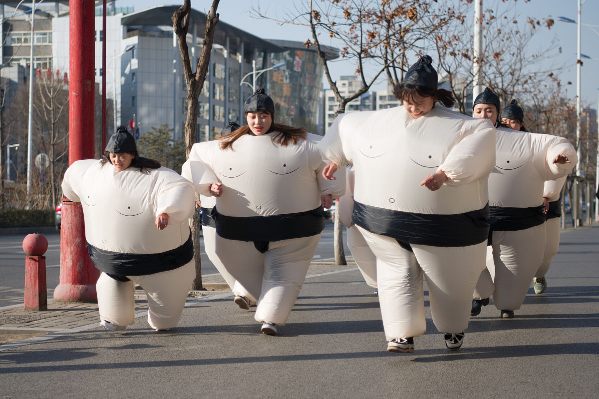 2018年3月8日,太原街头上演一场"女神相扑跑",吸引众多女士报名参加.