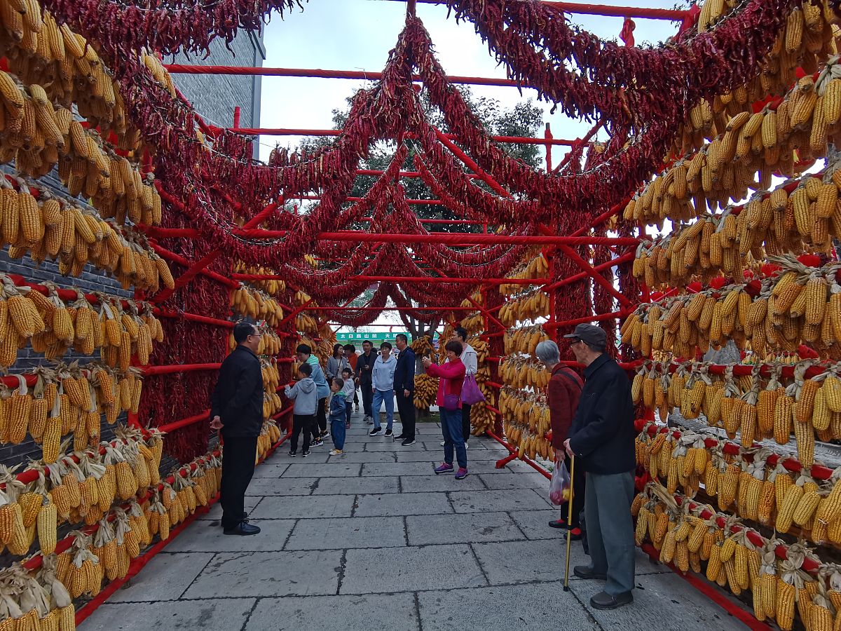 2020年10月5日,陕西宝鸡市雨过天晴,首届"中国农民丰收节"宝鸡分会场,