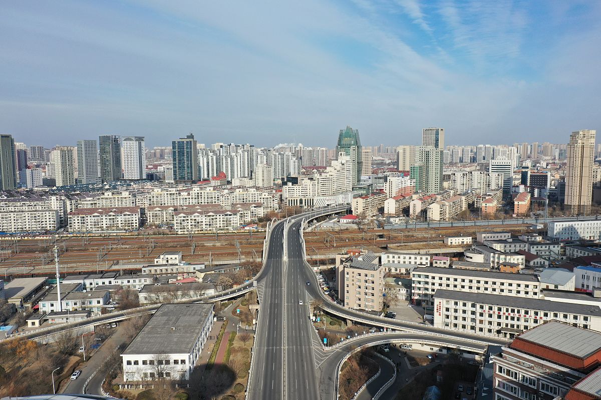 2022年1月12日,天津市新冠肺炎疫情风险区管控再升级,街头人烟稀少.