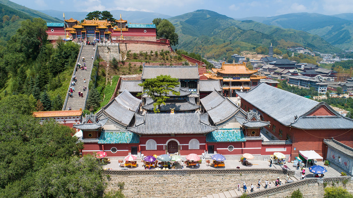 王母宫山旅游景区营销策略研究的选题目的本选题的目的是研究王母宫山旅游景区的营销策略以提高景区的知名度和吸引力增加游客数量和收入。通过分析当前市场环境和竞争情况探讨适合王母宫山景区的营销策略包括市场定位、产品创新、渠道选择、价格策略、促销活动等方面以提高景区的市场竞争力和盈利能力。继续