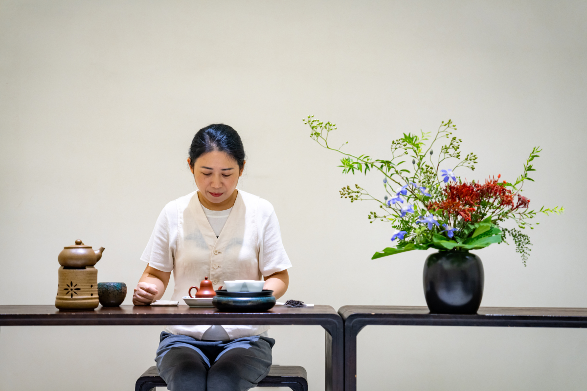 一个国风美少女在喝茶帮我优化成stable diffusion可以用的prompt