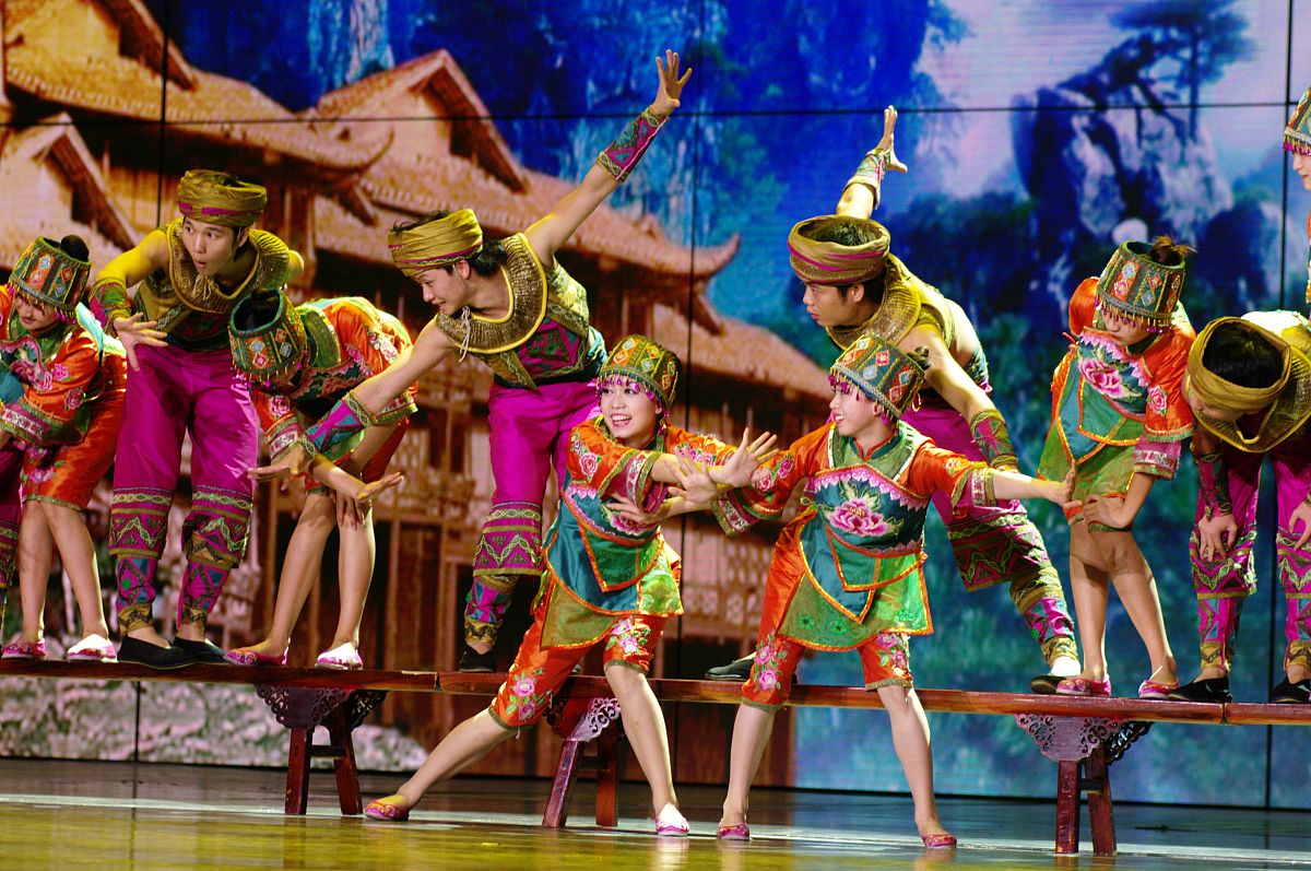 万泉河水和斗笠舞：同一个地方，两种不同的艺术