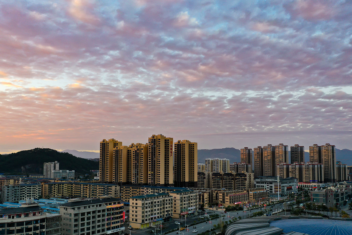 2021年11月23日傍晚,广西桂林全州县上空出现大面积火烧云,映红天际,