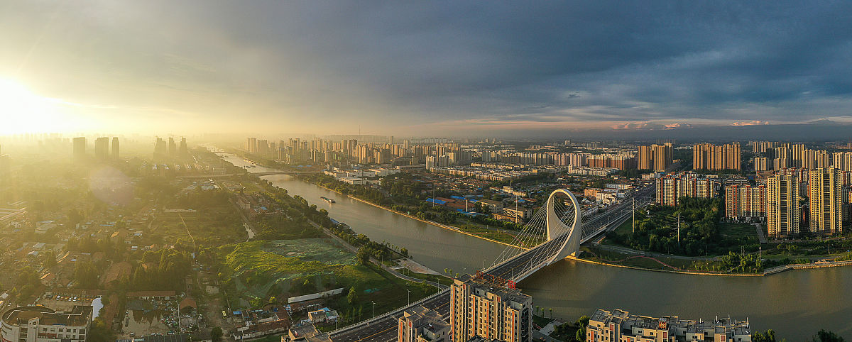 2020年7月24日清晨,江苏淮安,航拍雨后运河大桥朝霞美景.