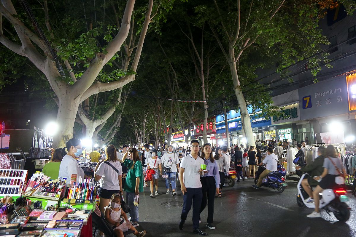2020年6月1日,郑州健康路夜市复市,前来逛街的市民熙来攘往,而商户则