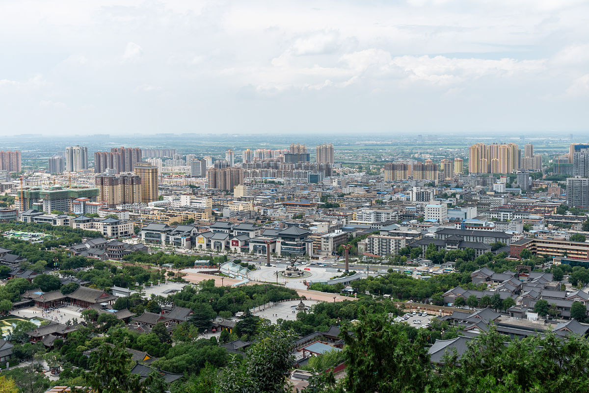 2021年7月11日,在华清池景区俯瞰西安临潼区城市风光.