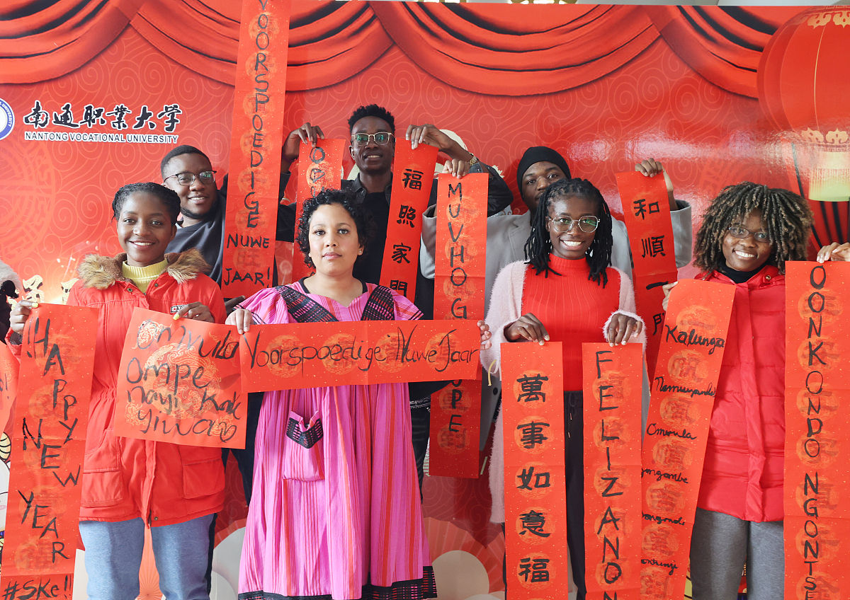 亚运盛会开幕对联：彩旗飘扬，锦绣绽放