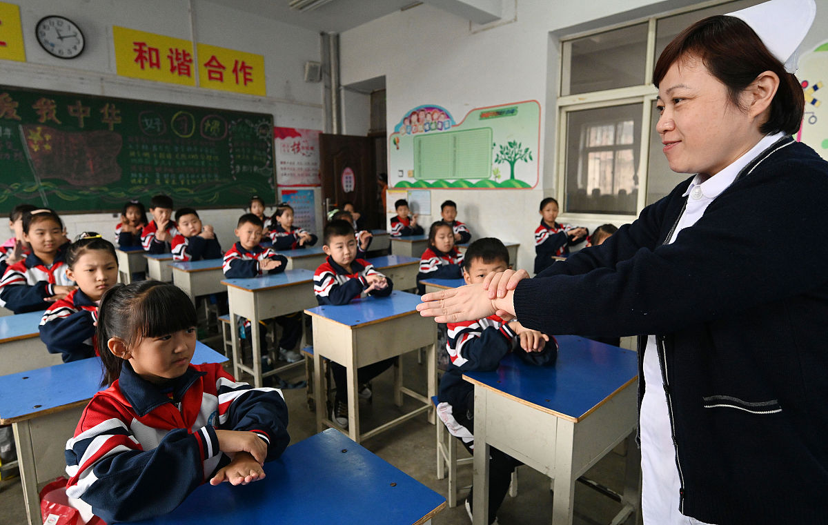 2021年10月14日,河北省邯郸市第三医院的医护人员在教火磨小学的学生