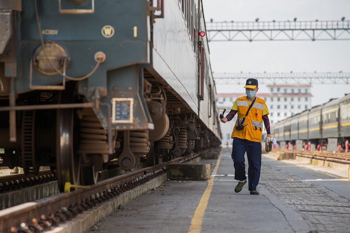开往临江的6349次列车正在铁轨上飞驰司机突然发现前方铁道中间竟有三个农妇挥舞草帽向火车跑来眼看就要撞上的危急时刻司机拼命刹停火车就在司机要痛骂三名农妇时却发现她们拯救了列车上五百多条生命