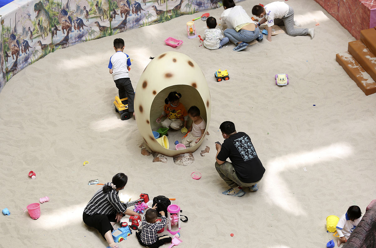 我是幼师写一个沙水区搭建滑梯乒乓球溜起来的情况记录