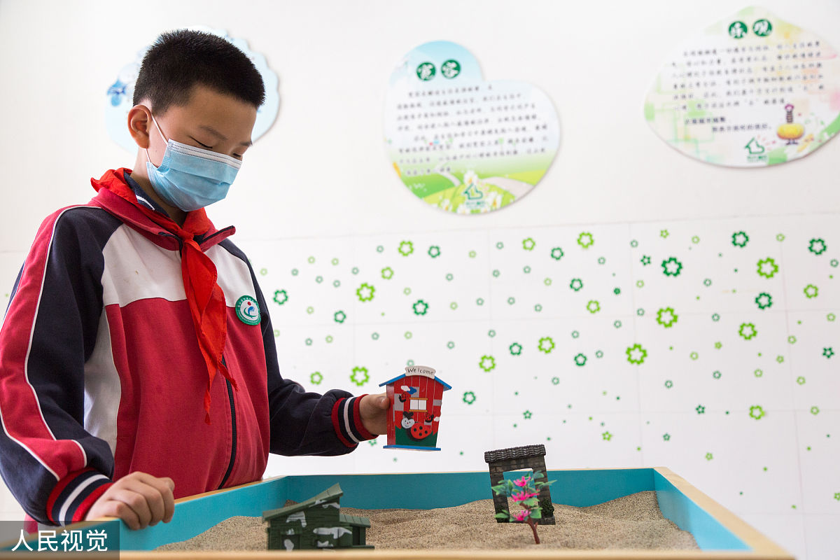 同学不想去学校怎么办？帮我写开导他的段话