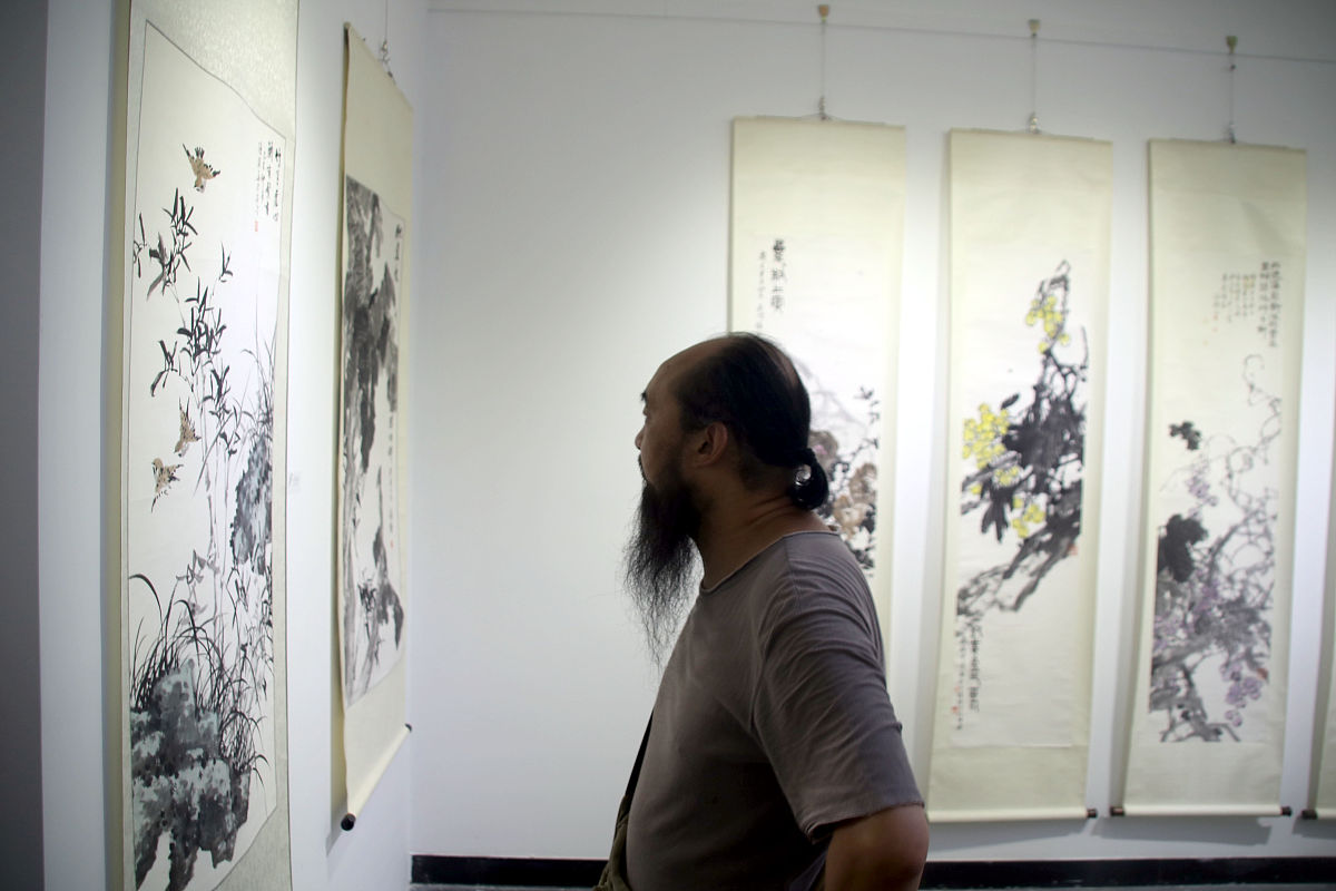 逸品是古人对画家绘画水平的一种评价不同的讯论家对此有不同的评价。现代宇者參雨天、尽天叶认为逸品是笔墨技法达到极致而产生的无法之法即画到生时是熟时的一种境界是奇思异想加上妙手偶得的结果逸品是无法使人楷模的。吴冠中先生认为逸品中的‘逸’放逸地。其含义当指富贵不能淫威武不能屈不迁就世俗一味强调个性强调自我情感的抒发逸品必须摆脱一切容观利害的约束才能产生这正吻合了艺术诞生的科学规律。吴冠中先生还认为：技法