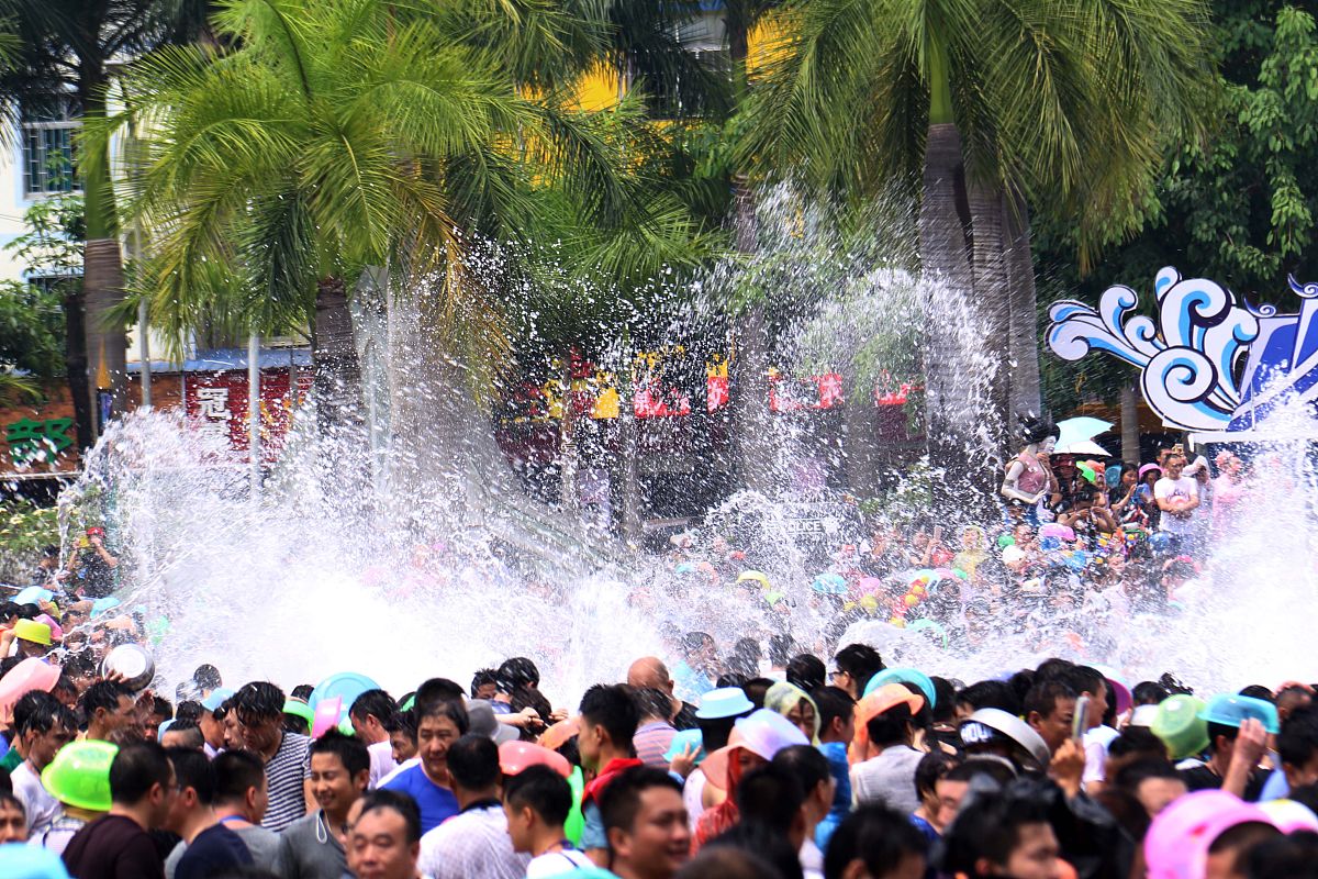 帮我写一个西双版纳商业广场泼水节的短视屏脚本