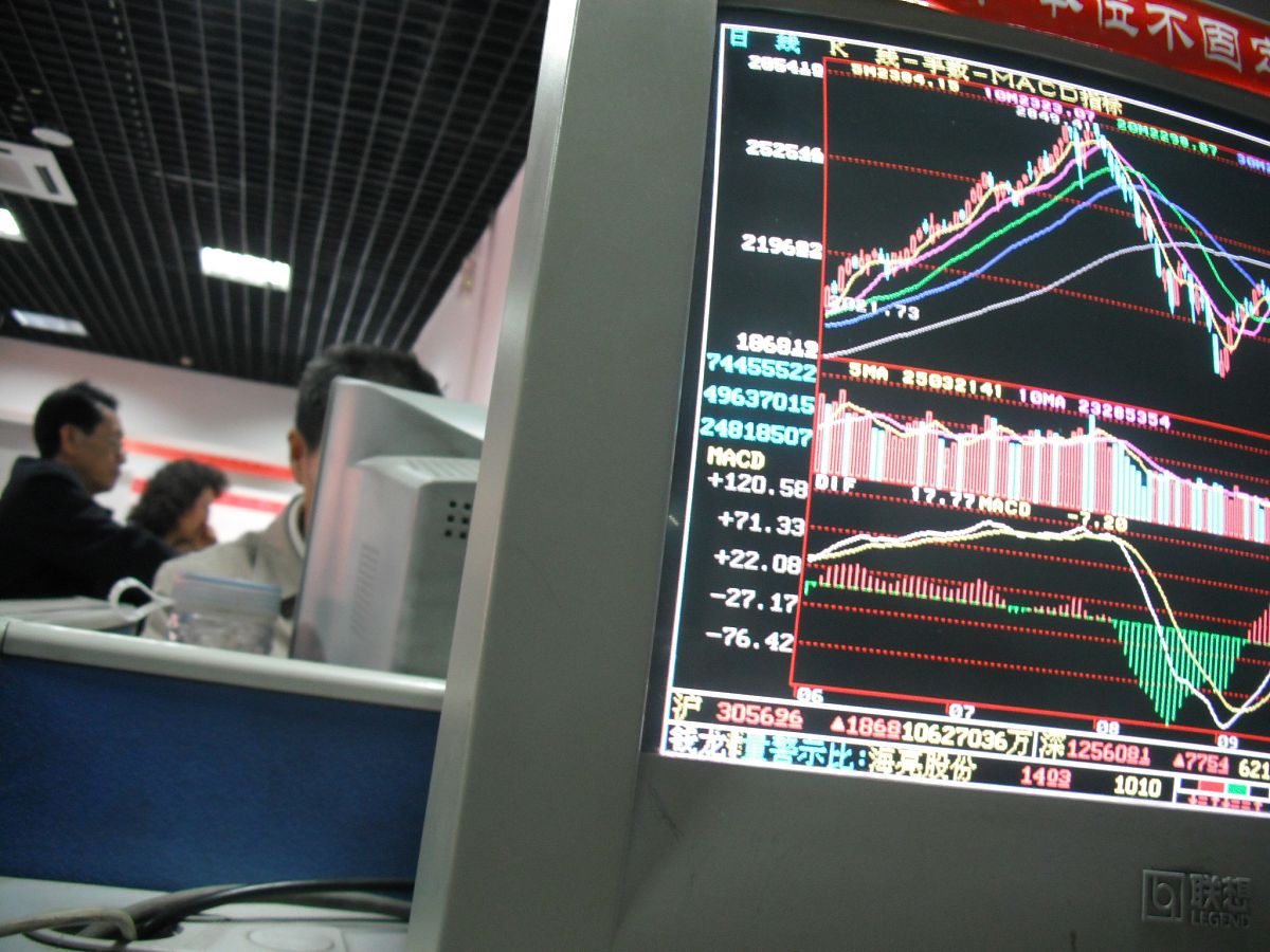 2009年10月20日,股民正在关注股市动向.