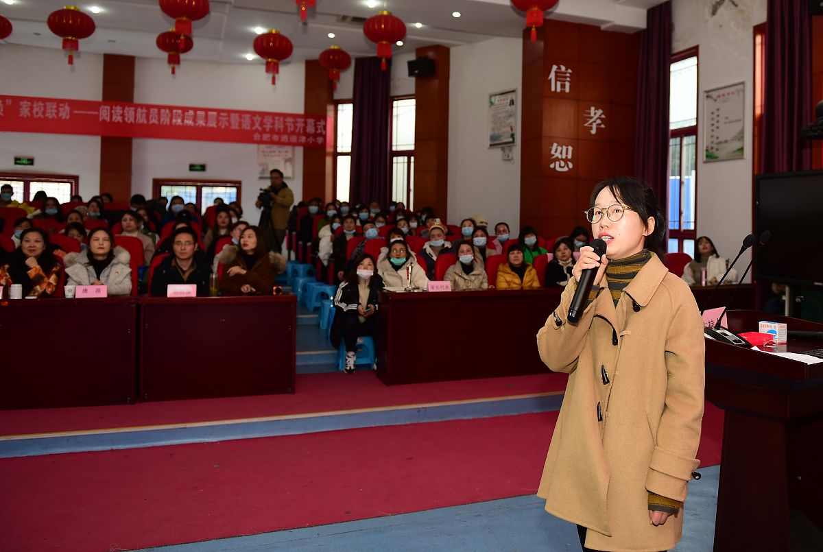 来自钟祥市实验小学的李季格老师、钟祥六中的史雯旭老师分别执教了四年级音乐欣赏课《那不勒斯舞曲》和一年级的唱歌课《时间像小马车》